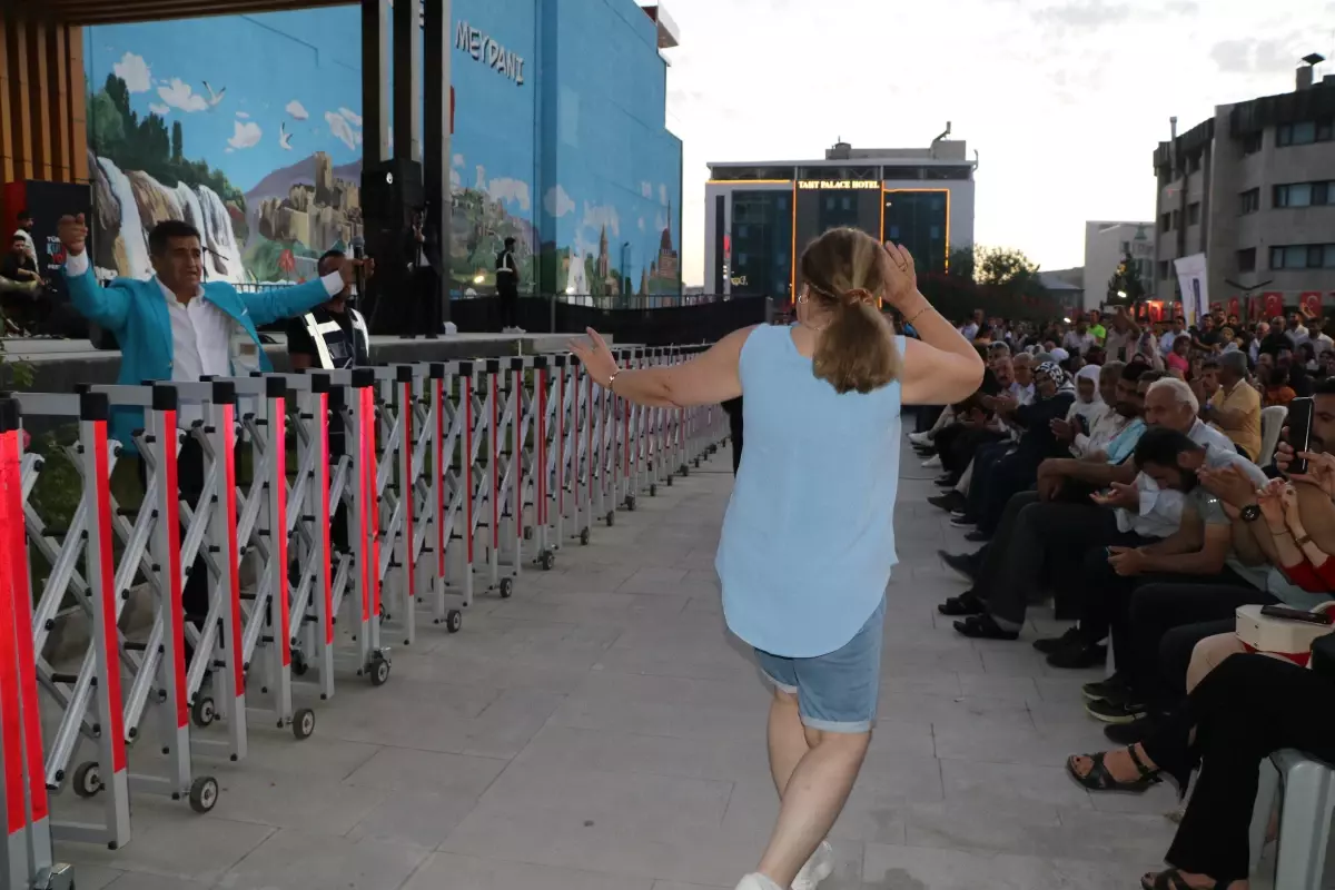 Van\'da Kültür Yolu Festivali\'nde Türk Halk Müziği Sanatçısı Aydın Aydın sahne aldı