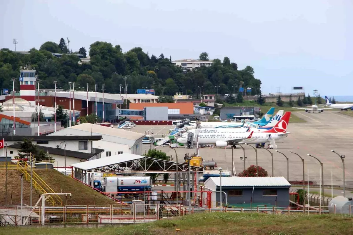 Trabzon\'a gelen Arap turistler havalimanında yoğunluk oluşturuyor