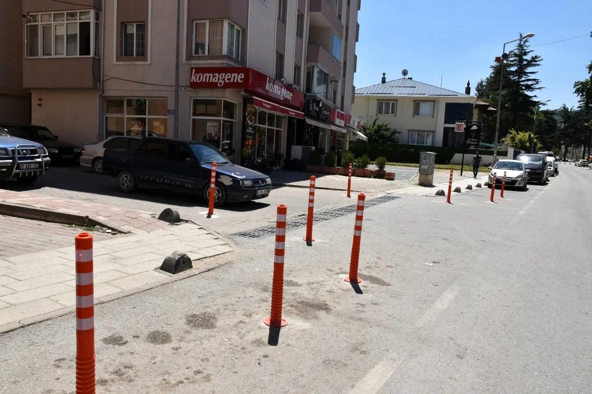 Söğüt ilçesinde trafik delinatörü uygulaması gerçekleştirildi