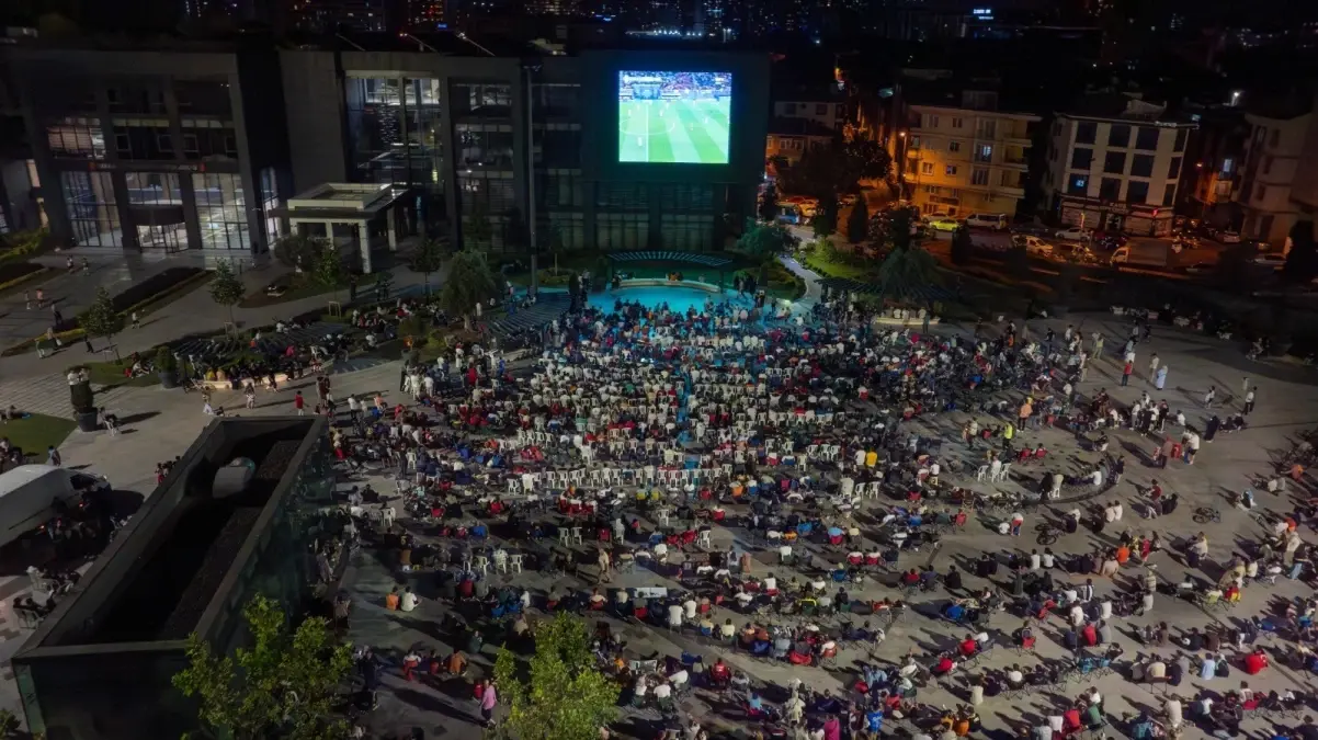 Milli Futbol Takımı\'nın Hollanda maçı Ümraniye\'de dev ekranda izlenecek