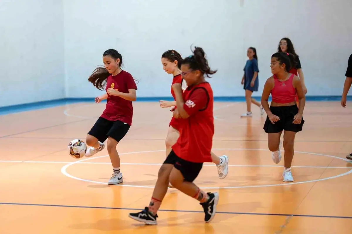 Milas Belediyesi Kız Çocuklarına Özel Salon Futbolu Etkinliği Başlattı