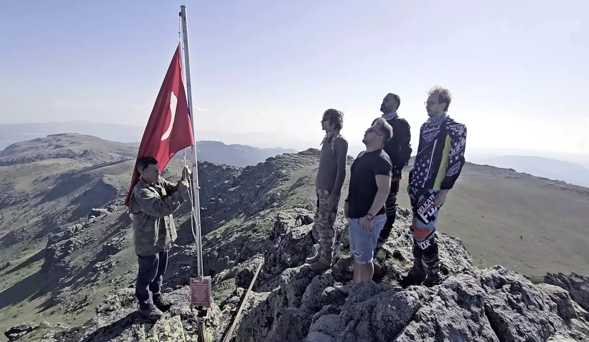 Köroğlu Dağları\'nda Türk Bayrağı Yenilendi