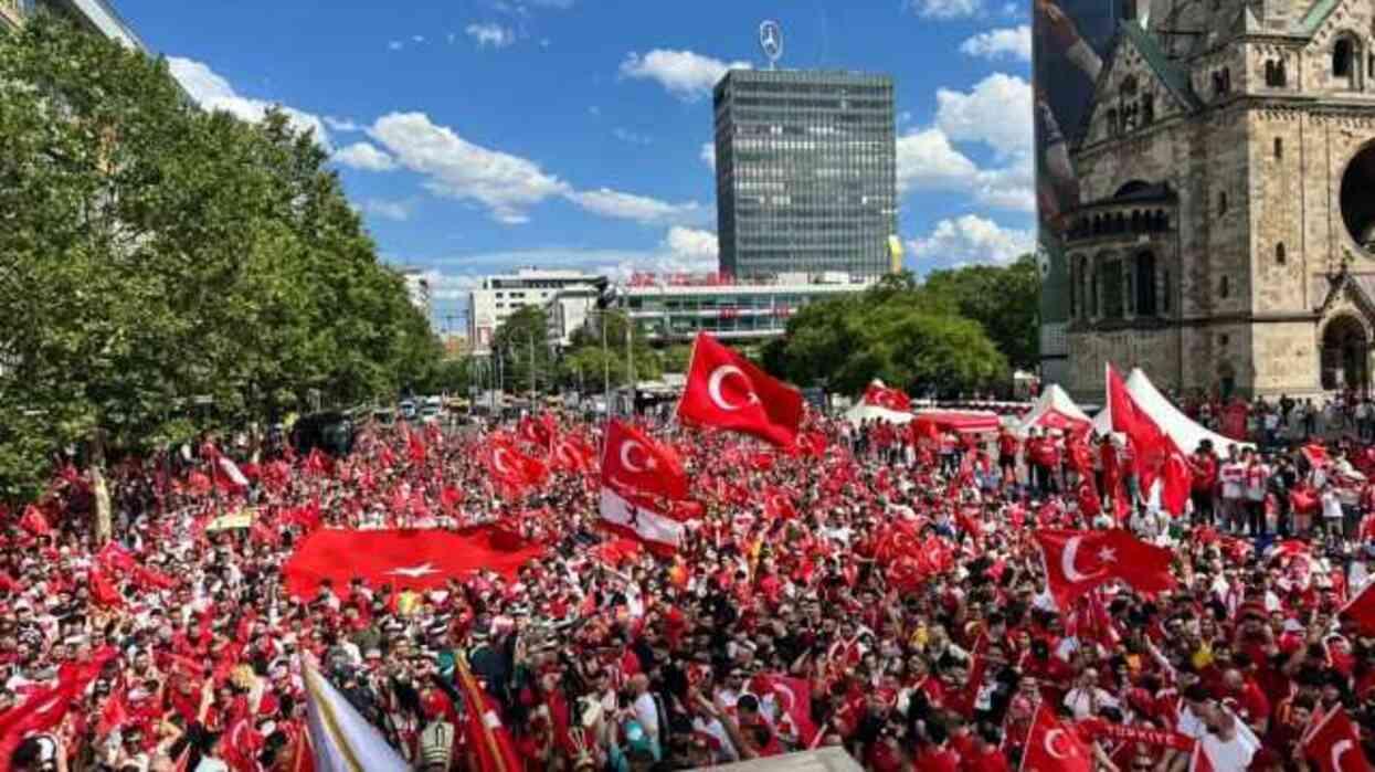 A Milli Futbol Takımı Taraftarlarından Hollanda Maçı Öncesi Büyük Yürüyüş