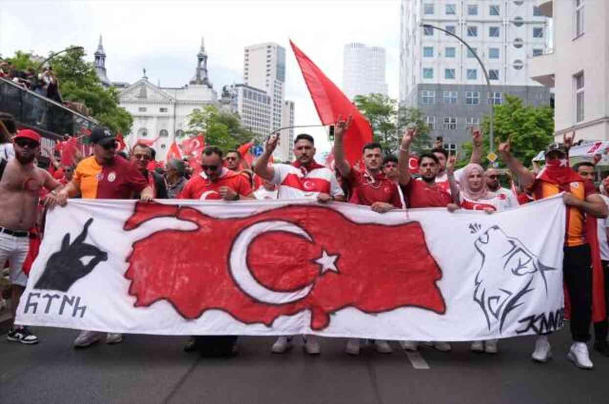 A Milli Futbol Takımı Taraftarlarından Hollanda Maçı Öncesi Büyük Yürüyüş