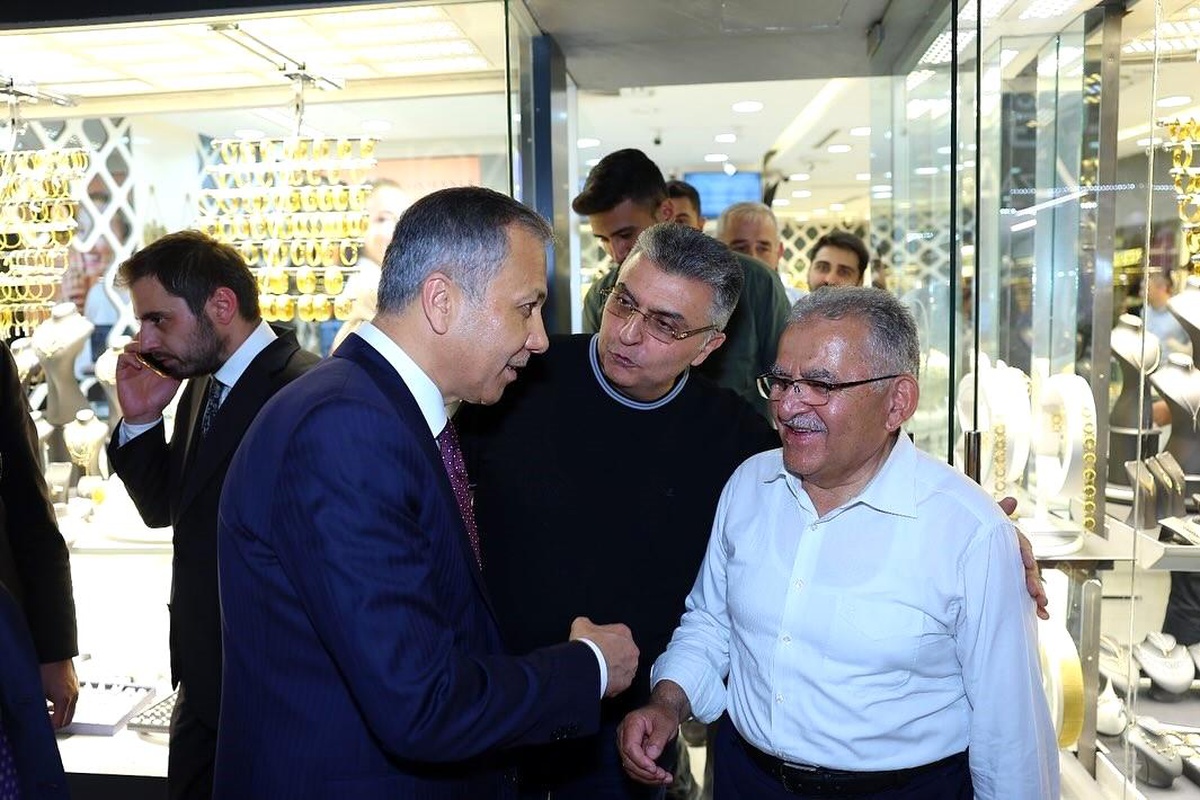 Kayseri Büyükşehir Belediye Başkanı Dr. Memduh Büyükkılıç, İçişleri Bakanı Ali Yerlikaya ve beraberindeki heyet ile Kazancılar Çarşısı\'ndaki esnafı ziyaret etti