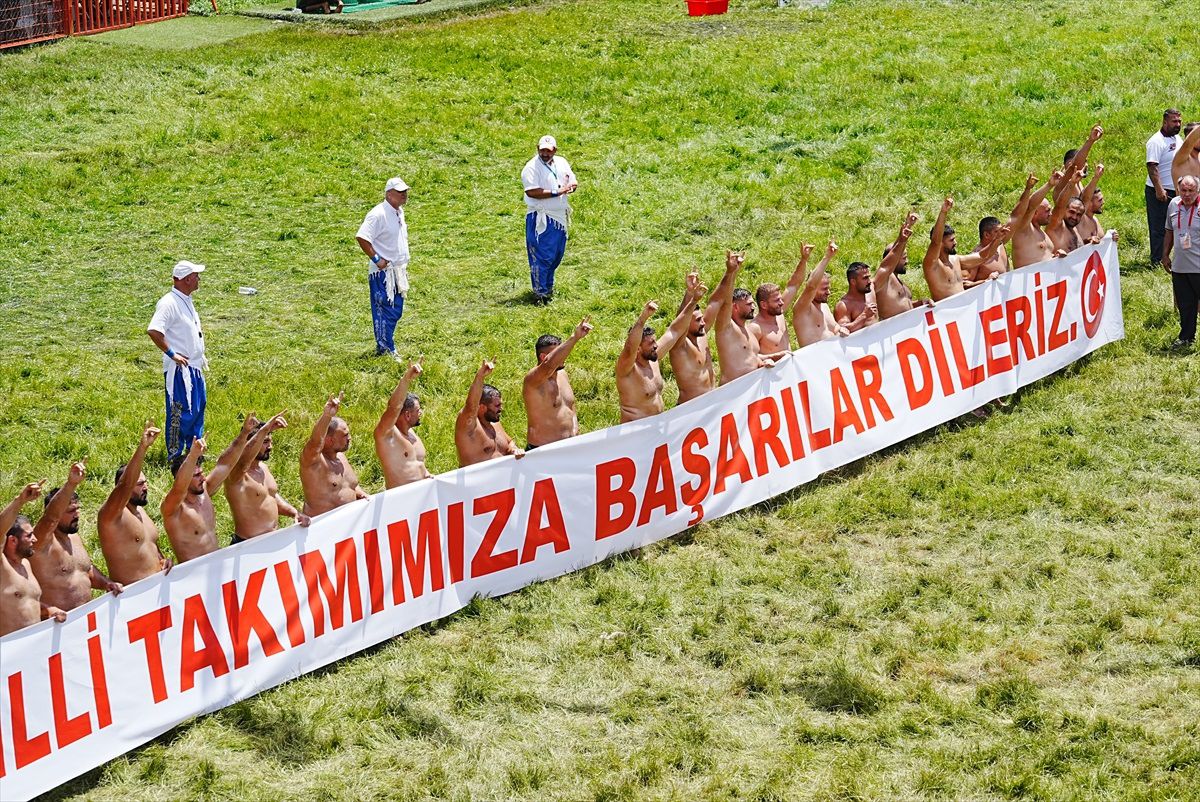 Kırkpınar Yağlı Güreşleri\'ne katılacak başpehlivanlar \'Bozkurt\' işareti yaptı