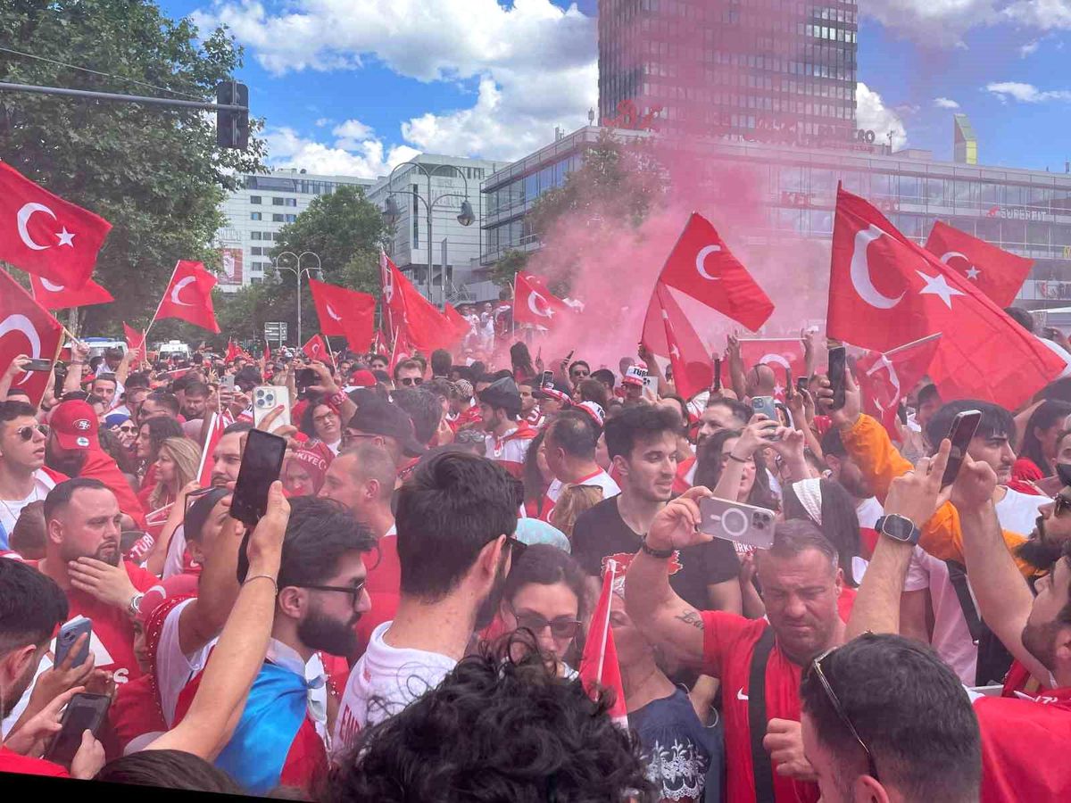 Türk Taraftarlar Berlin\'de Heyecanı Zirveye Taşıdı