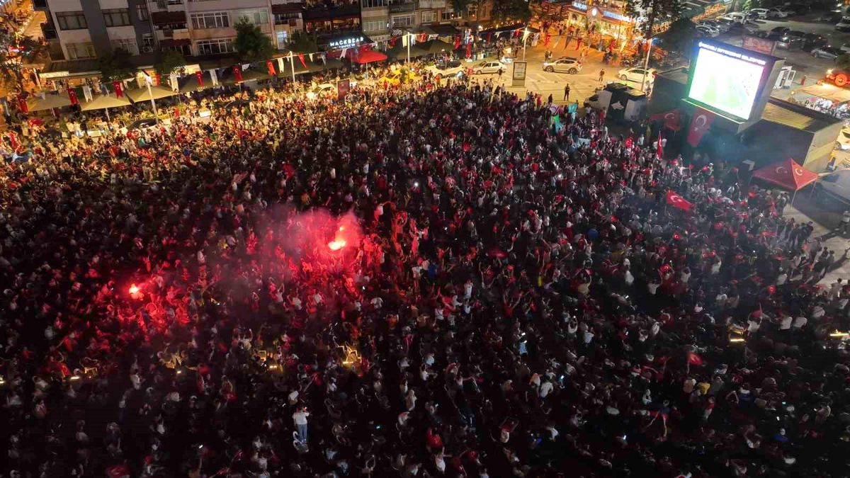A Milli Futbol Takımı Hollanda maçını dev ekranda izlendi