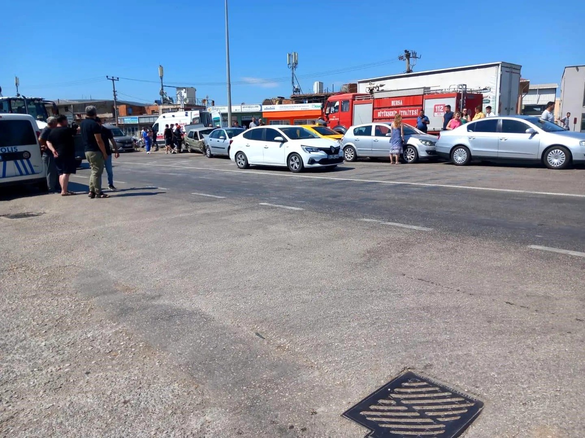 Karacabey\'de 5 Otomobilin Karıştığı Zincirleme Kazada 3 Kişi Yaralandı