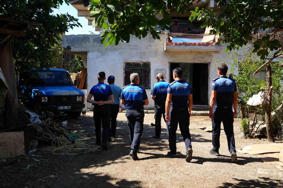 Düzce Belediyesi, 20 yıldır çöp biriktirilen evi temizledi