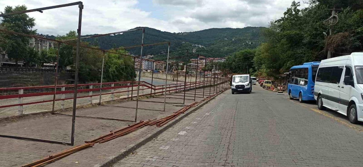 Devrek\'te Yaz Sezonu Alışveriş Standları Kurulmaya Başlandı
