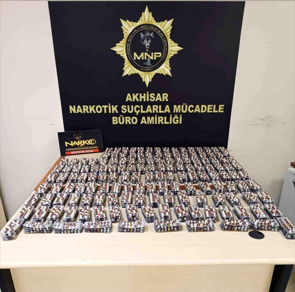 Manisa\'da 8 Bin 400 Adet Sentetik Uyuşturucu Hap Ele Geçirildi