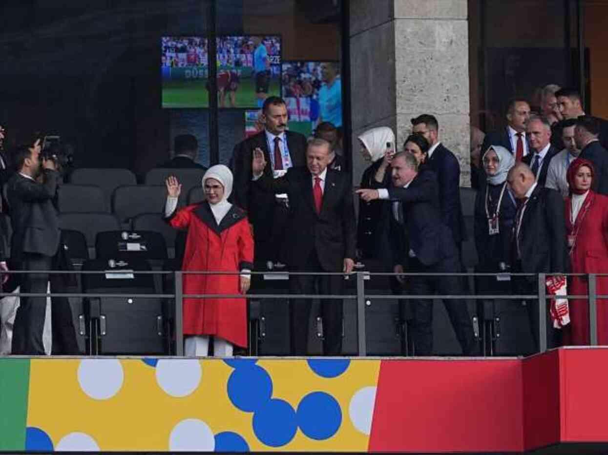 Erdoğan, Türkiye-Hollanda futbol maçını izlemek üzere Berlin'e geldi