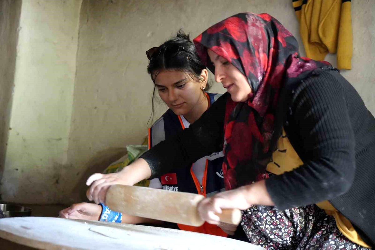 Erzincan\'da Kadınlar Tandır Ekmeği Geleneğini Sürdürüyor