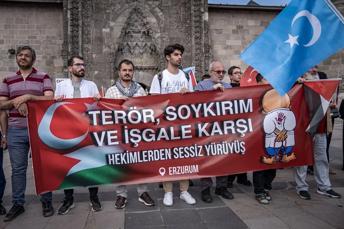 Erzurum\'da İsrail\'in Gazze\'ye yönelik saldırılarını protesto eden sağlık çalışanları sessiz yürüyüşlerini sürdürüyor