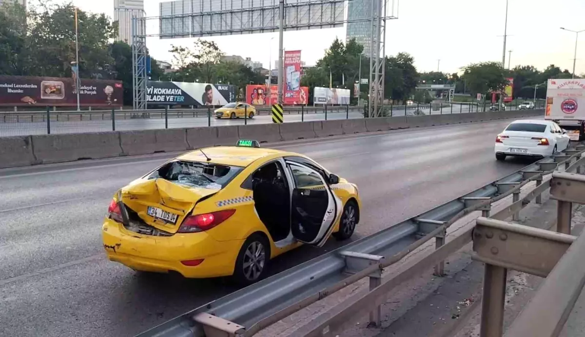 Kadıköy\'de Motosikletli Taksiye Çarptı: 2 Yaralı