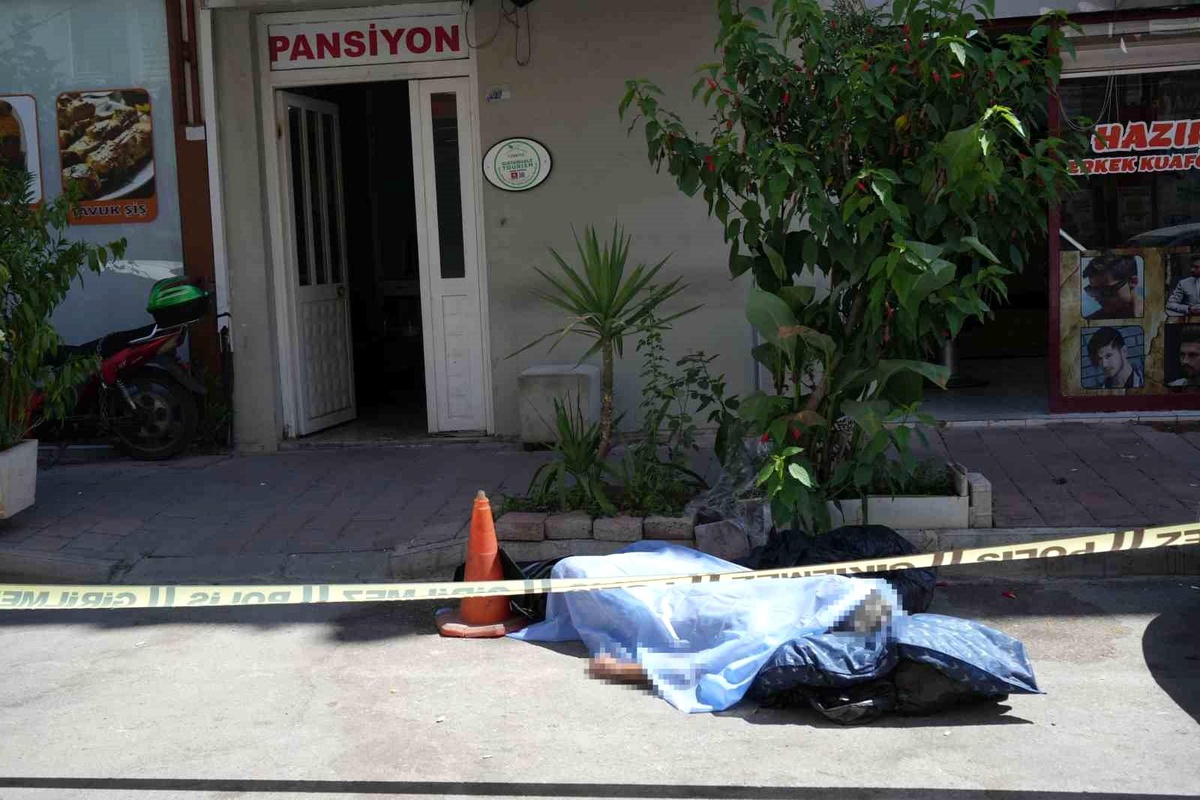 Antalya\'da Pansiyon Önünde Ölü Bulundu