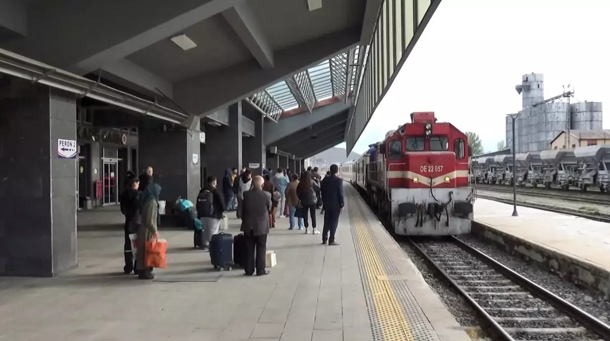 Kars\'ta Vatandaşlar Tren Yolculuğuna Yöneldi