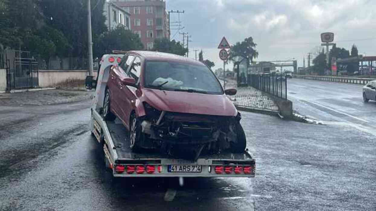 Kocaeli'de düğün öncesi kaza: Damat yaralandı, gelin ucuz atlattı Kocaeli'de düğün öncesi kaza: Damat yaralandı, gelin ucuz atlattı