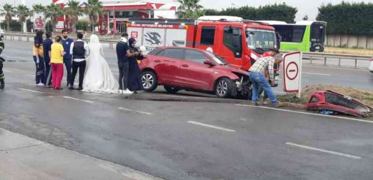 Kocaeli'de düğün öncesi kaza: Damat yaralandı, gelin ucuz atlattı Kocaeli'de düğün öncesi kaza: Damat yaralandı, gelin ucuz atlattı