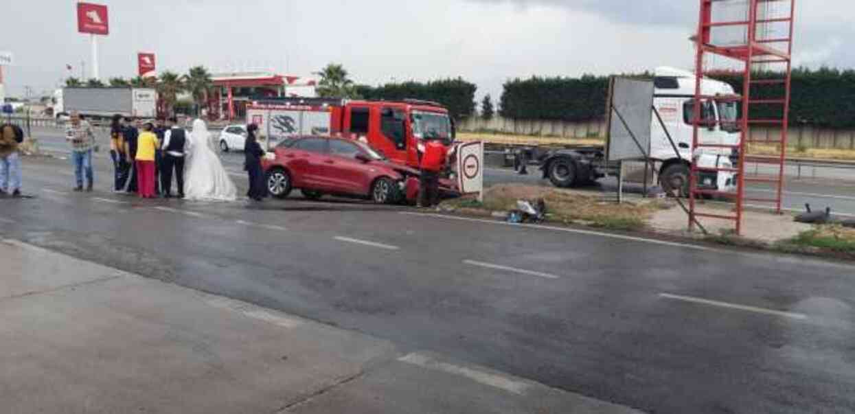 Kocaeli'de düğün öncesi kaza: Damat yaralandı, gelin ucuz atlattı Kocaeli'de düğün öncesi kaza: Damat yaralandı, gelin ucuz atlattı