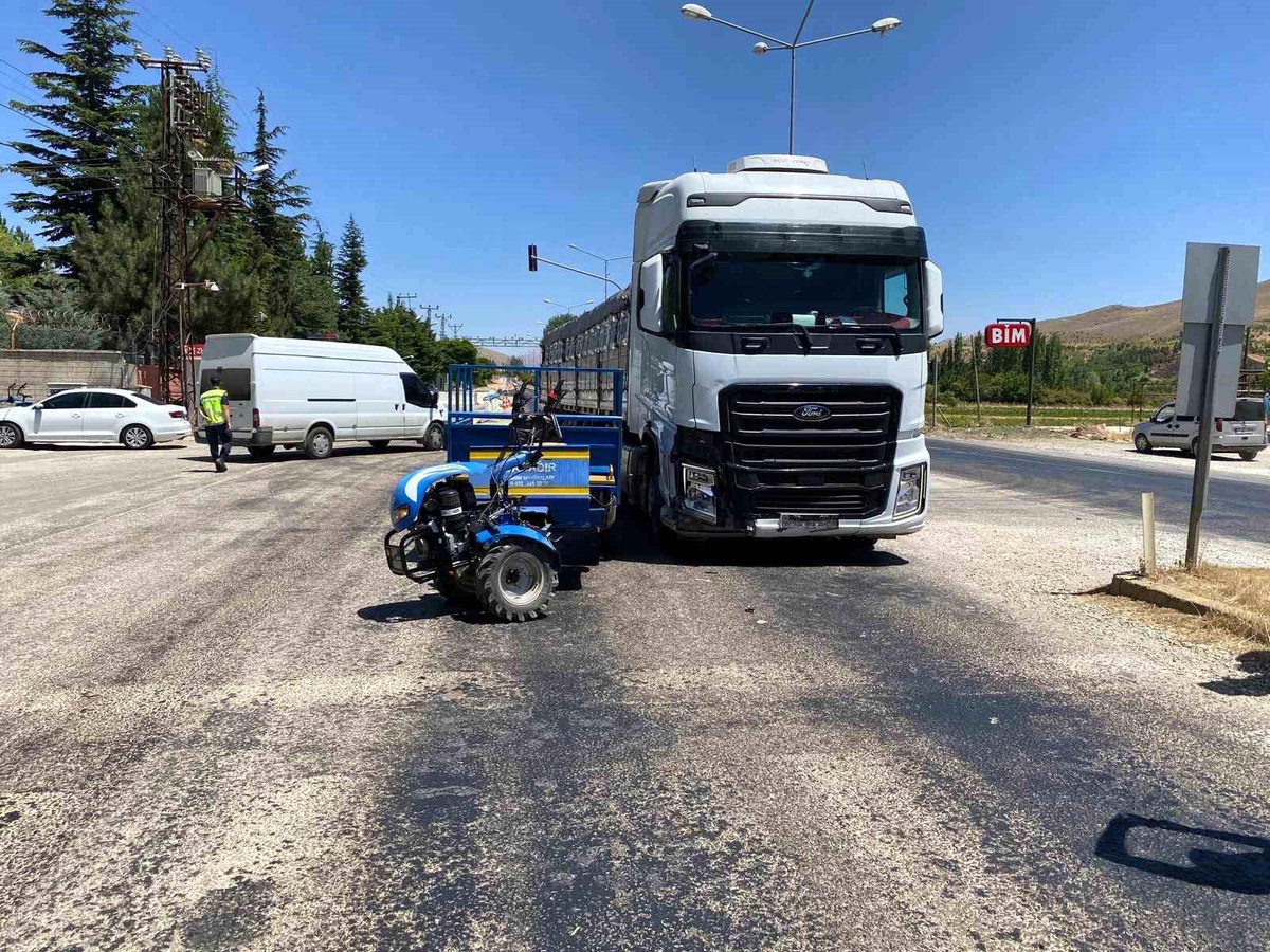 Malatya\'da kamyon ile pat pat motoru çarpıştı: 1 yaralı