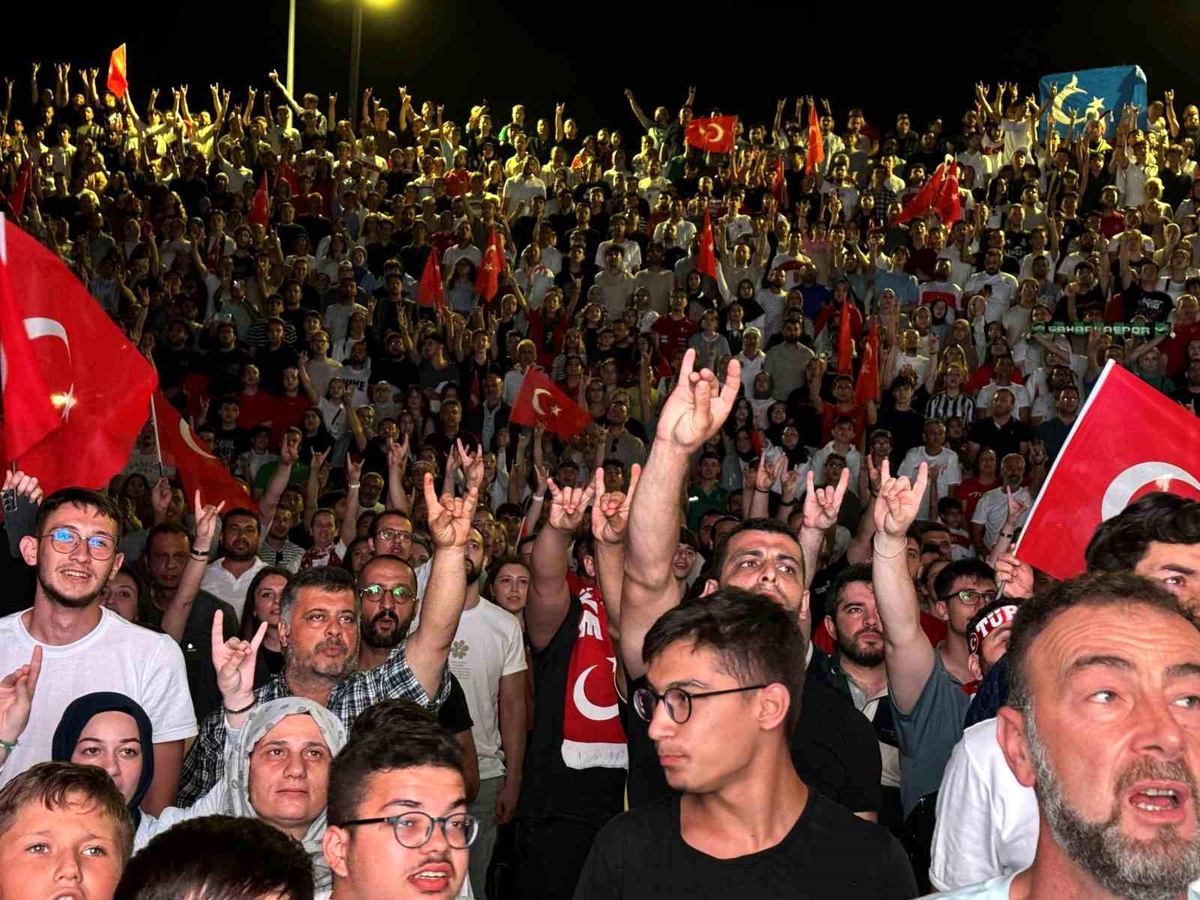 A Milli Futbol Takımı Hollanda maçını Sakaryalılar coşkuyla izledi