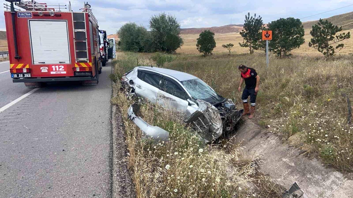 Sungurlu\'da otomobil su kanalına düştü, sürücü yaralandı