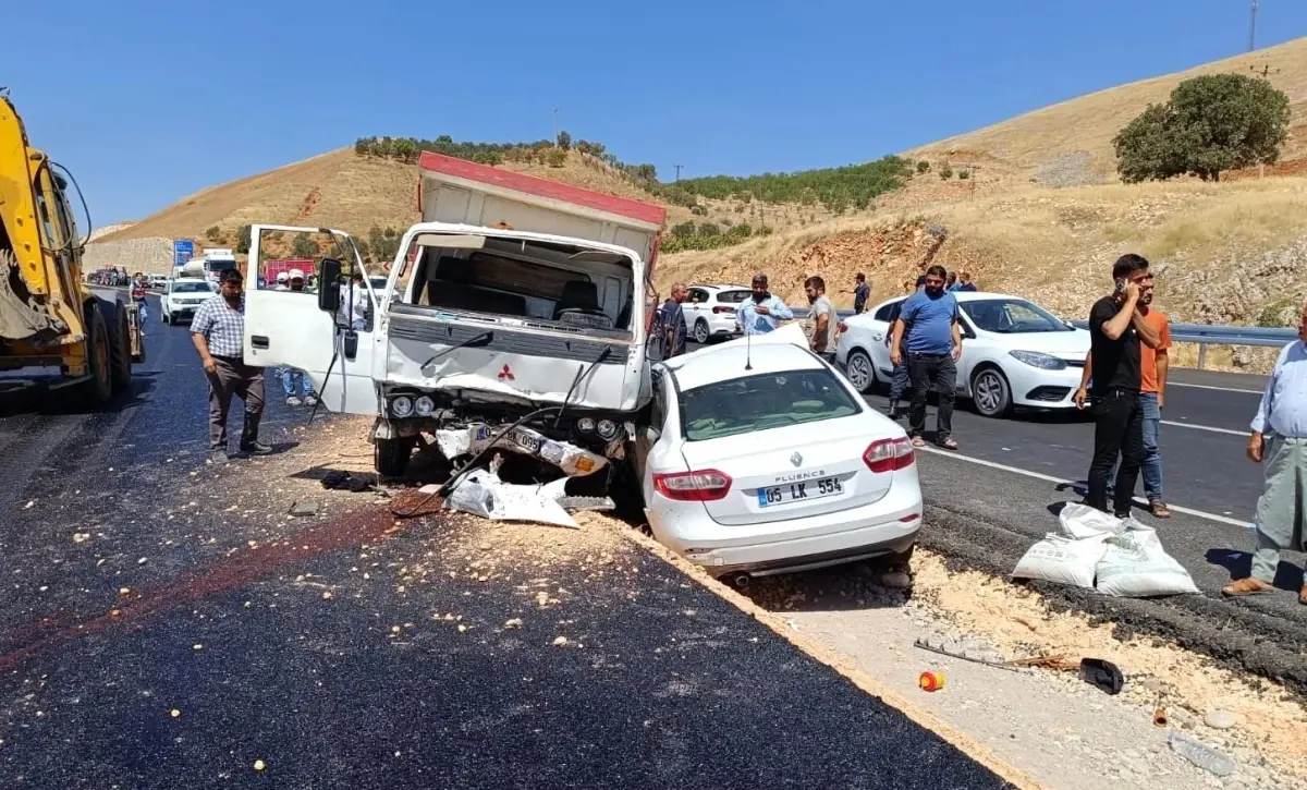 Adıyaman\'da Kamyon ile Otomobil Çarpıştı: 3 Yaralı