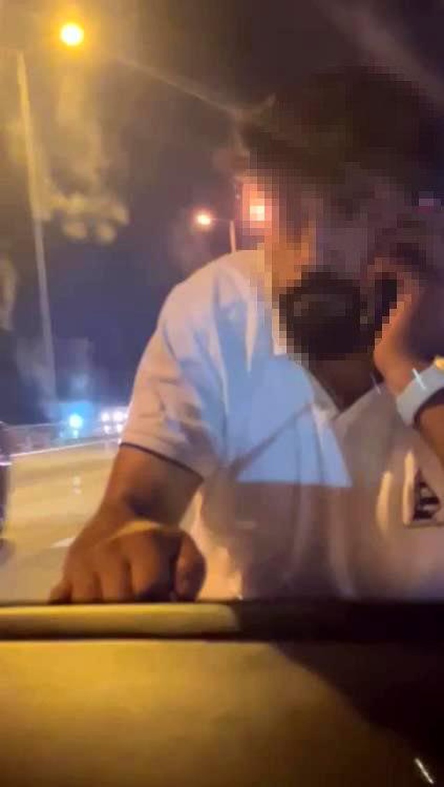 Minibüs şoförü, tartıştığı kadın sürücüye dehşeti yaşattı Minibüs şoförü, tartıştığı kadın sürücüye dehşeti yaşattı