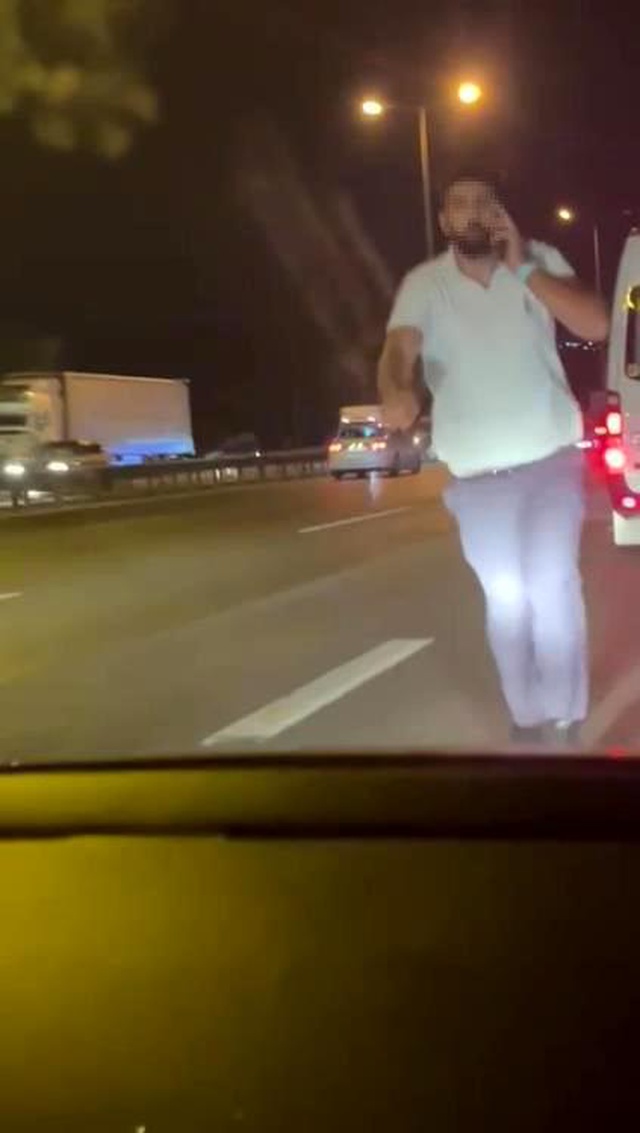 Minibüs şoförü, tartıştığı kadın sürücüye dehşeti yaşattı Minibüs şoförü, tartıştığı kadın sürücüye dehşeti yaşattı