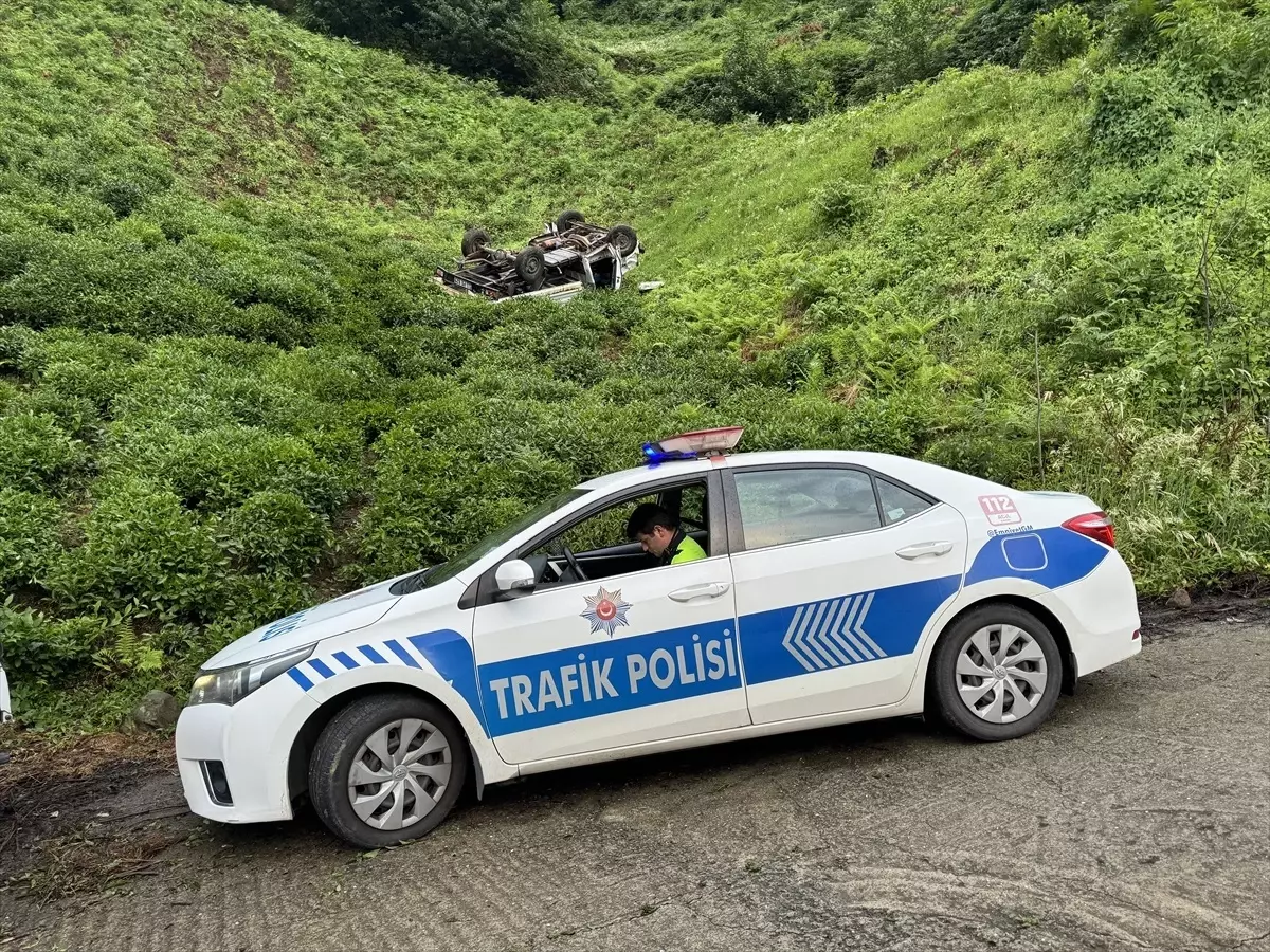 Rize\'de çay bahçesine yuvarlanan kamyonetteki 4 kişi yaralandı