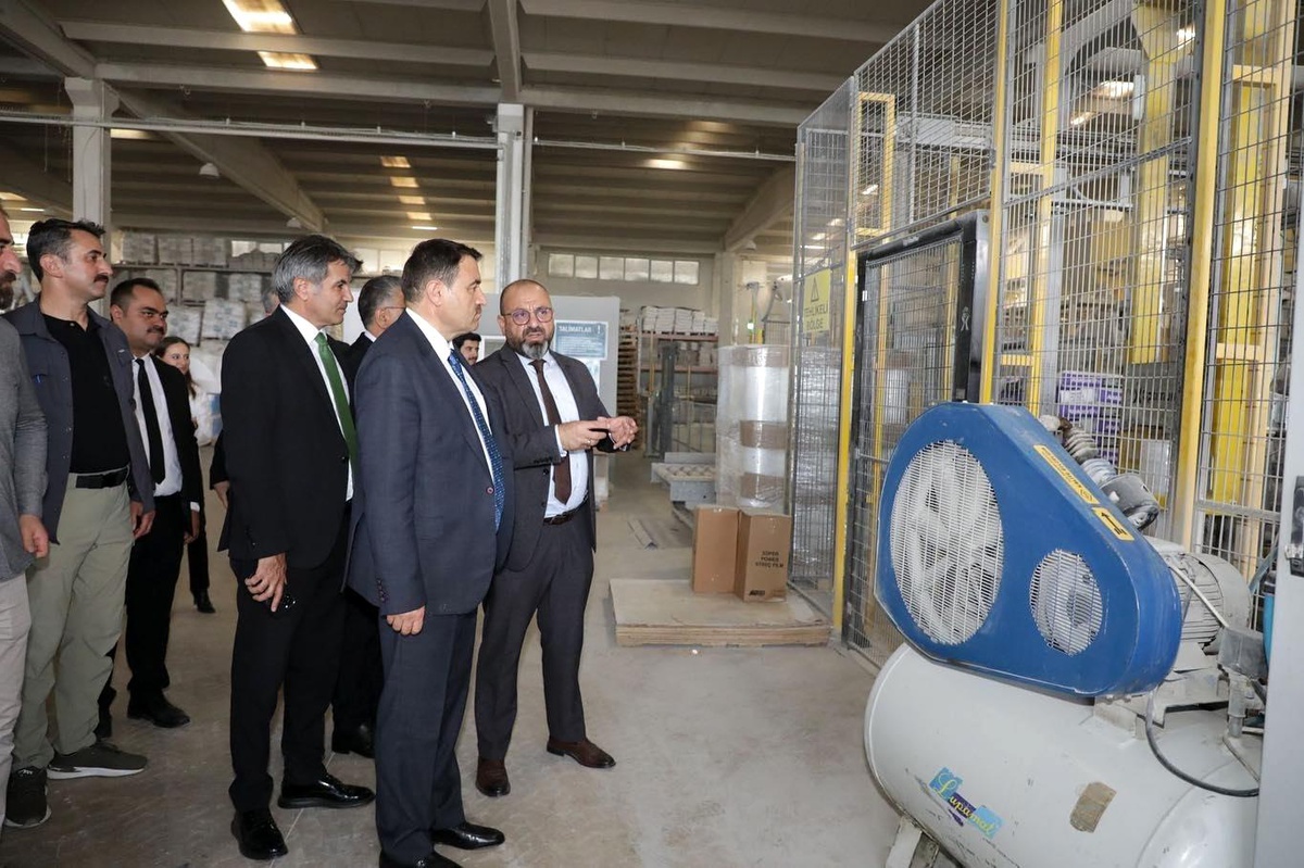 Vali Musa Işın, Aragonit Yapı Kimyasalları Merkez Fabrikasını ziyaret etti