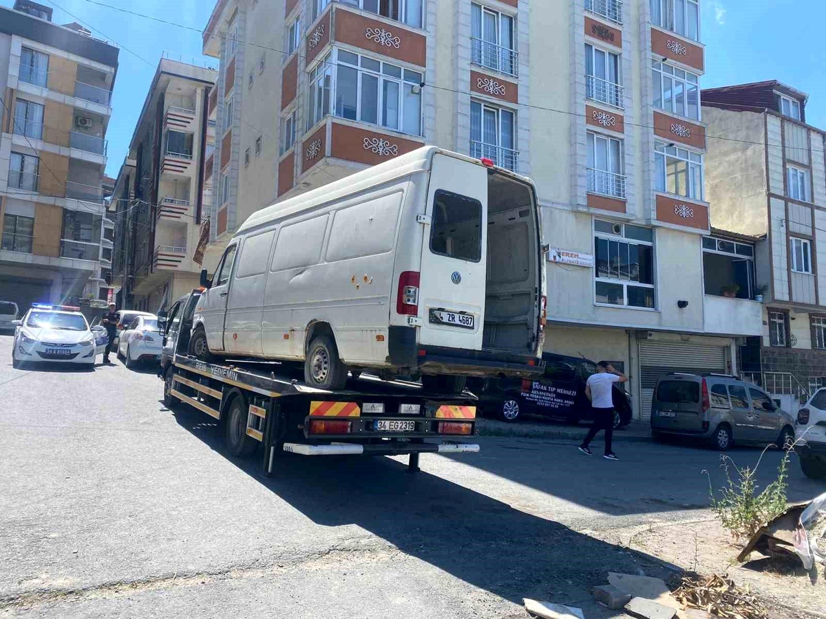 Arnavutköy\'de Uygunsuz Hareketler Sergileyen Araçlar Polis Tarafından Çekildi