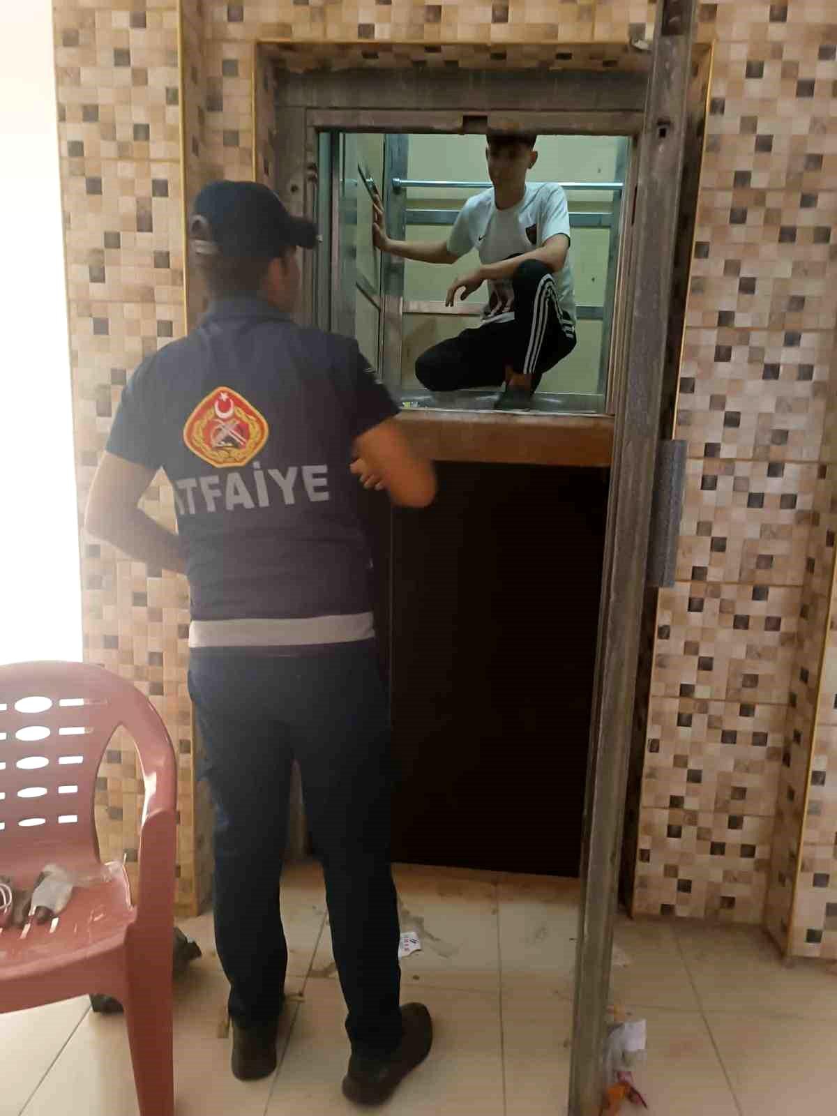 Hatay\'da asansörde mahsur kalan vatandaşı itfaiye ekipleri kurtardı