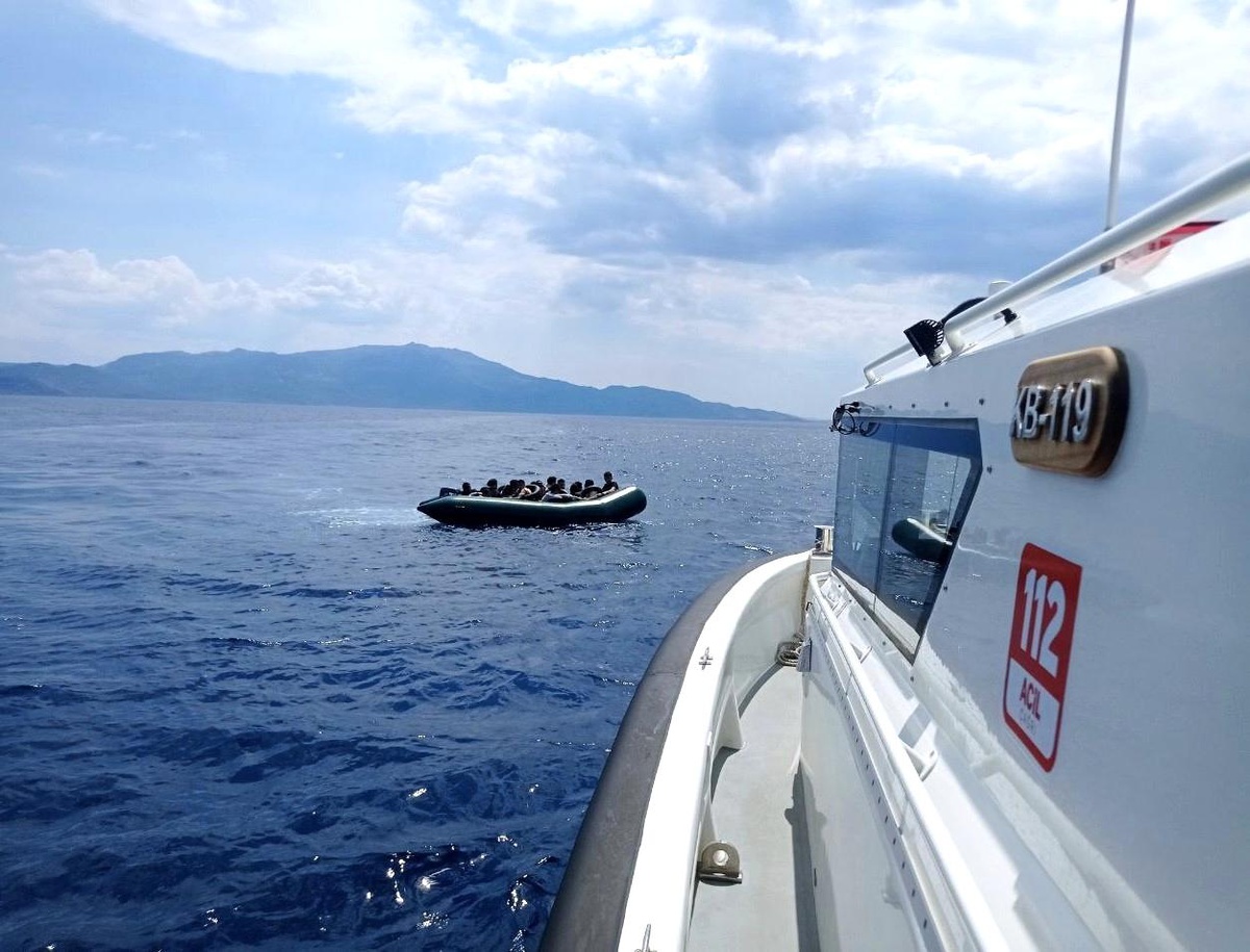 Çanakkale\'de Sahil Güvenlik ekipleri 17 kaçak göçmeni yakaladı