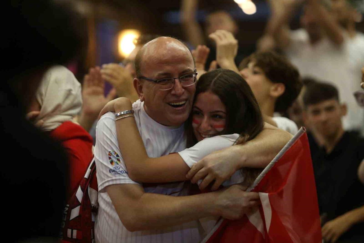 Bursalılar Hüdavendigar Kent Parkı\'nda EURO 2024 çeyrek final maçını izledi