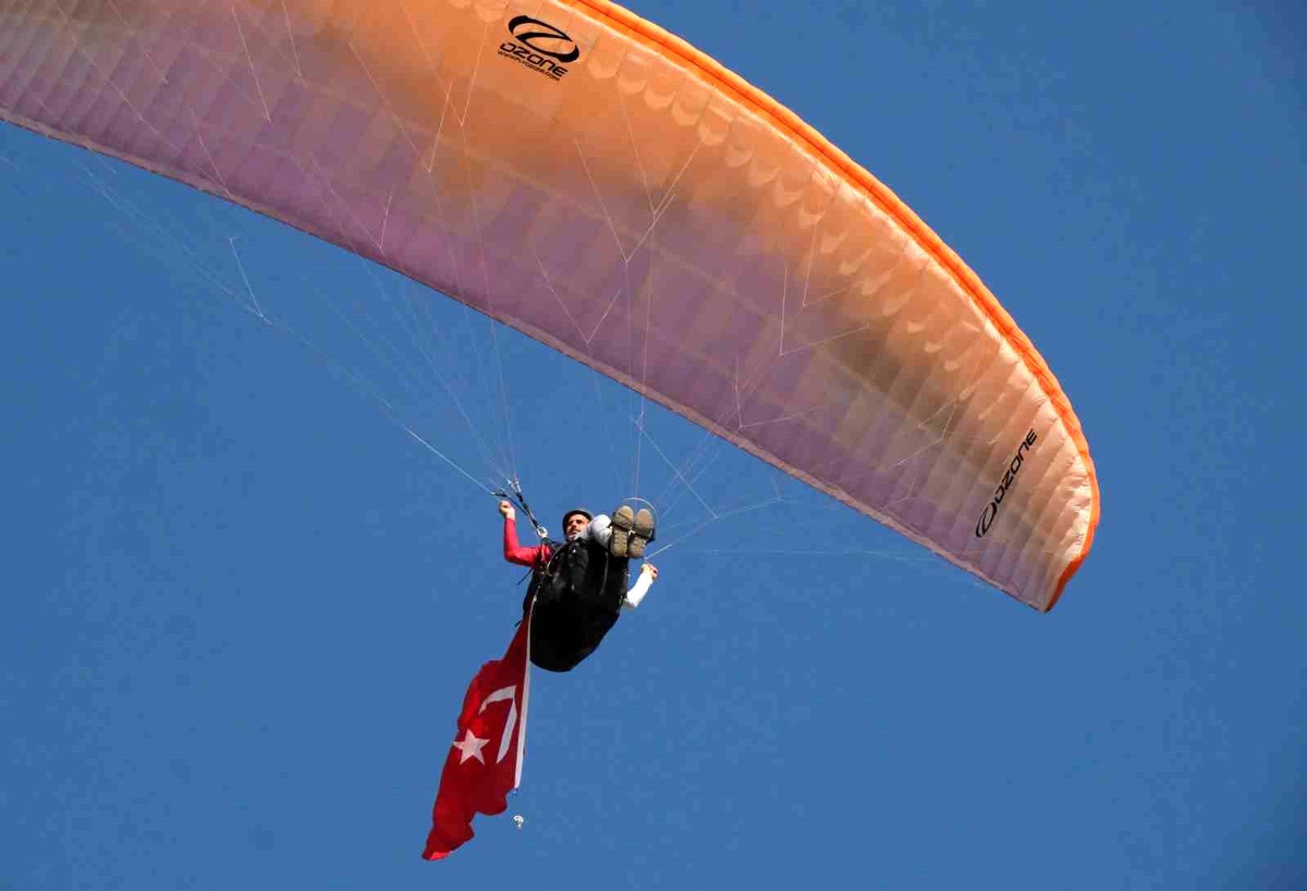 Adana\'da Yamaç Paraşütçüsü 13 Saat Havada Kaldı