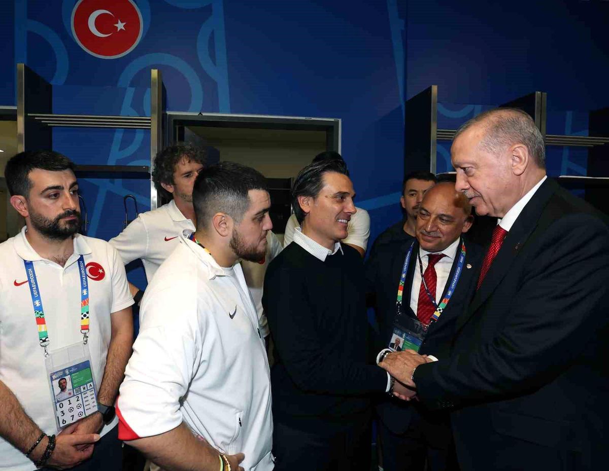 Cumhurbaşkanı Erdoğan, Türkiye-Hollanda maçını izleyerek milli futbolcuları tebrik etti