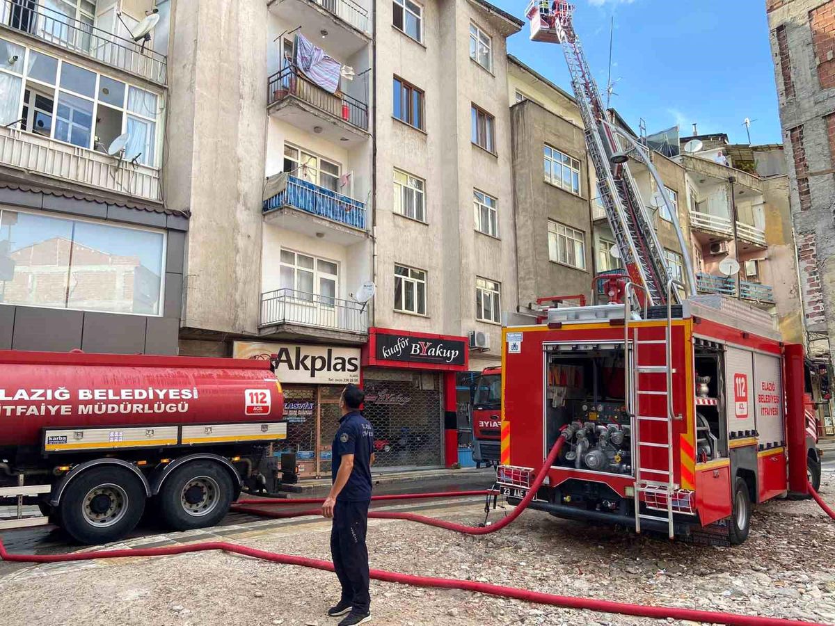 Elazığ\'da 5 Katlı Binada Çıkan Yangın Söndürüldü