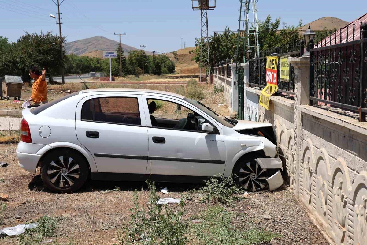 Elazığ\'da Otomobil Bahçe Duvarına Çarptı: 5 Yaralı