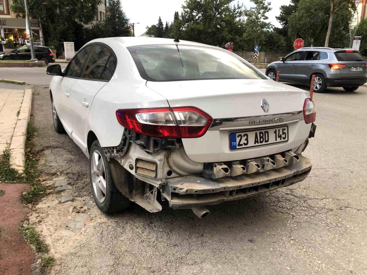 Elazığ\'da Otomobil Çarpışması: 1 Kişi Yaralandı