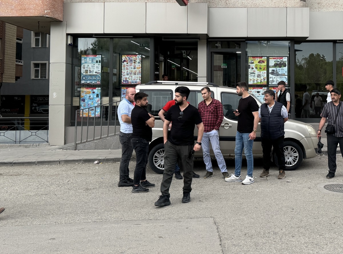Erzurum\'da markette çıkan bıçaklı kavgada 14 yaşındaki çocuk yaralandı