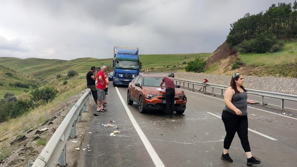 Erzurum\'un Aşkale ilçesinde 6 araçlı zincirleme trafik kazası: 8 yaralı