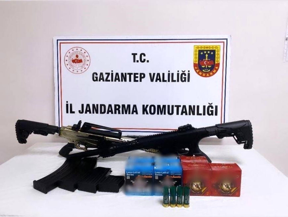 Gaziantep\'te silah kaçakçılarına yönelik operasyonda 14 adet ruhsatsız silah ele geçirildi