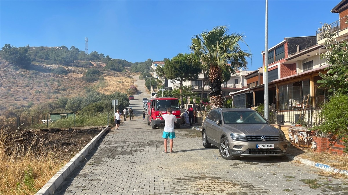Foça\'da otomobilden çıkan yangın kontrol altına alındı