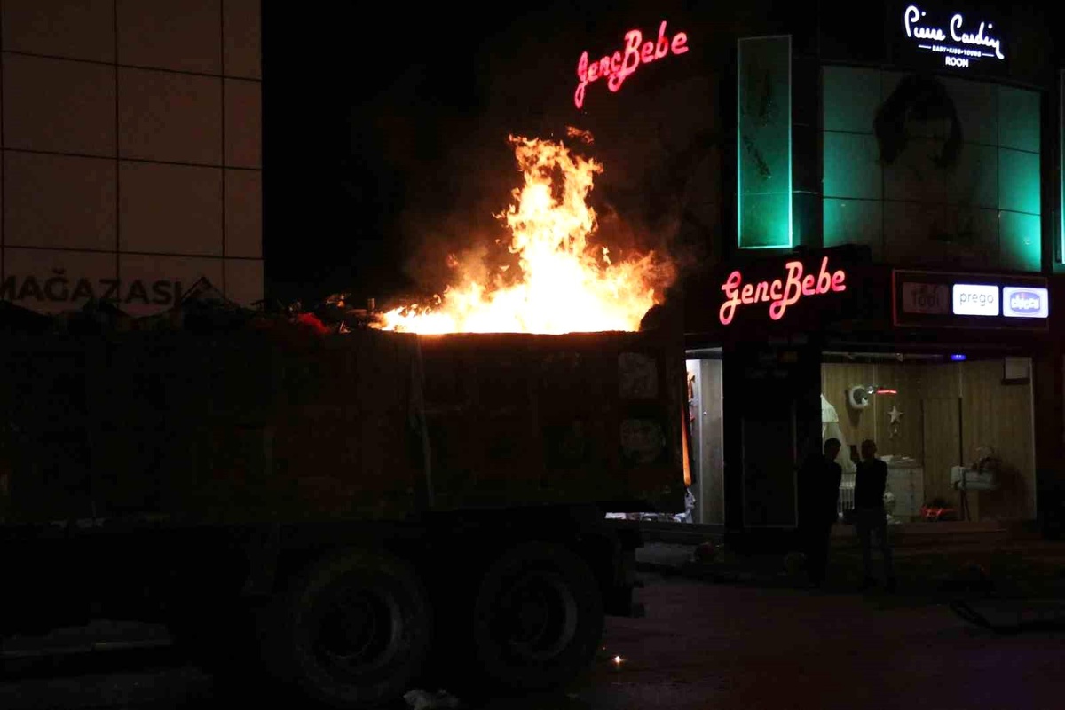 Sakarya\'da Kamyonun Kasasında Yangın Çıktı