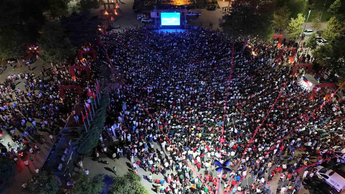 A Milli Futbol Takımı Hollanda maçını Kartal\'da dev ekranda izledi