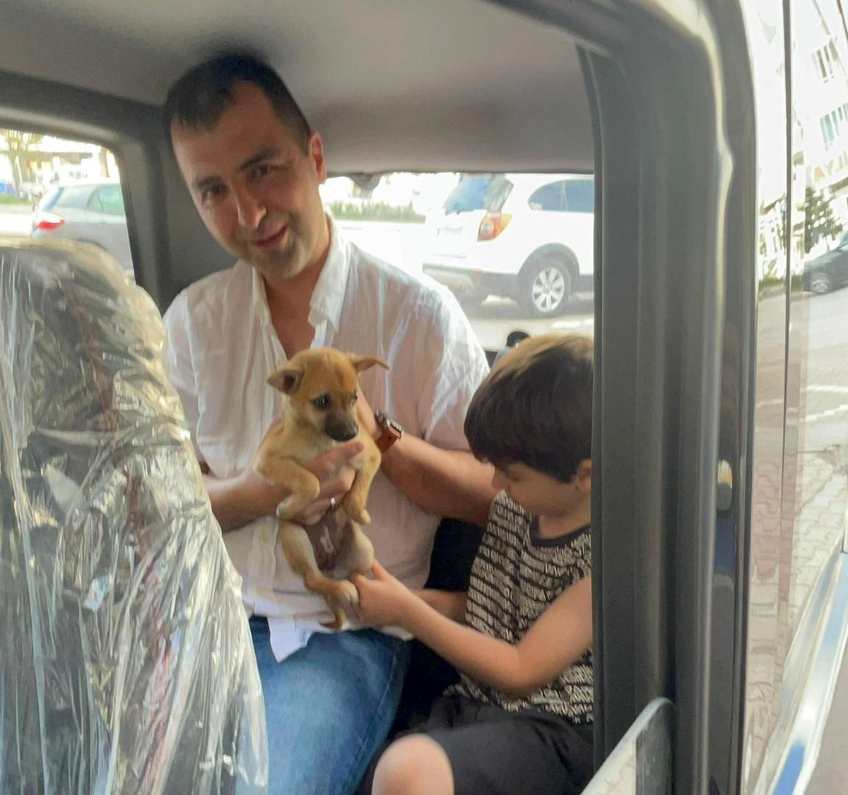 Konya\'da Otomobilin Motor Kısmına Sıkışan Yavru Köpek Kurtarıldı