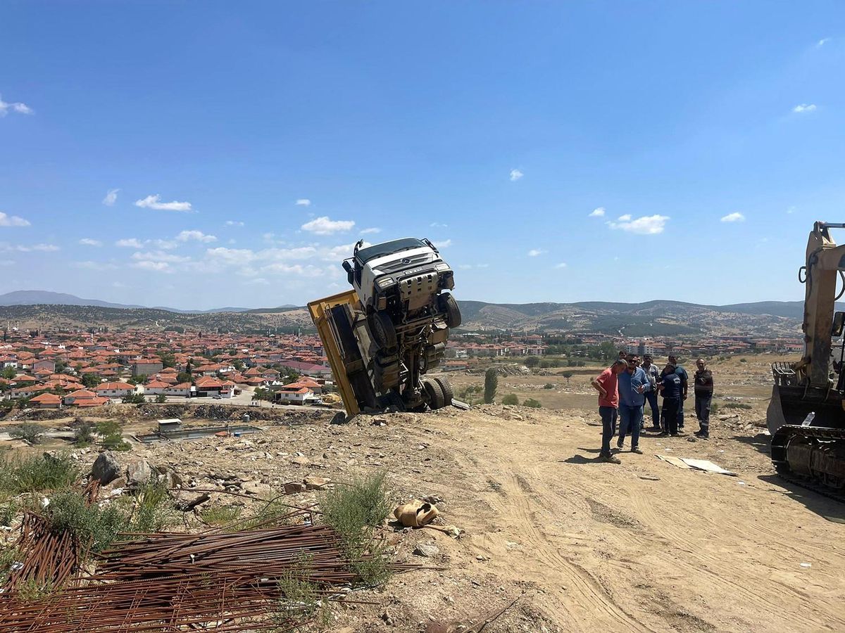 Manisa\'da Hafriyat Kamyonu Kontrolden Çıkarak Havada Asılı Kaldı